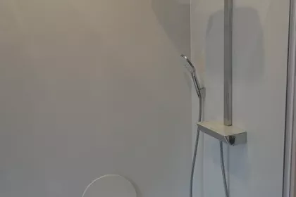 Bigger view of Ergonomisch inklapbaar zitje en douchesysteem met thermostatische kraan, regensproeier en handsproeier.
