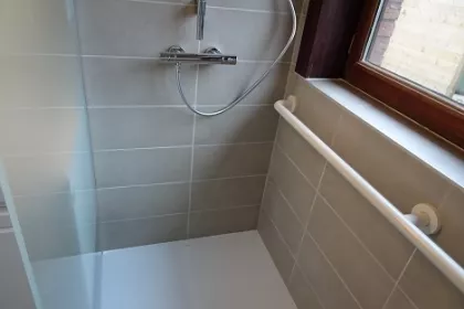 Bigger view of Ergonomische handgreep over de ganse lengte van de douche.